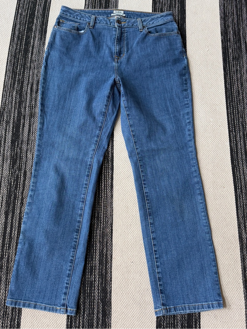 L.L. Bean Women's Classic Fit Medium Blue Straight-Leg Jeans Size 12‎